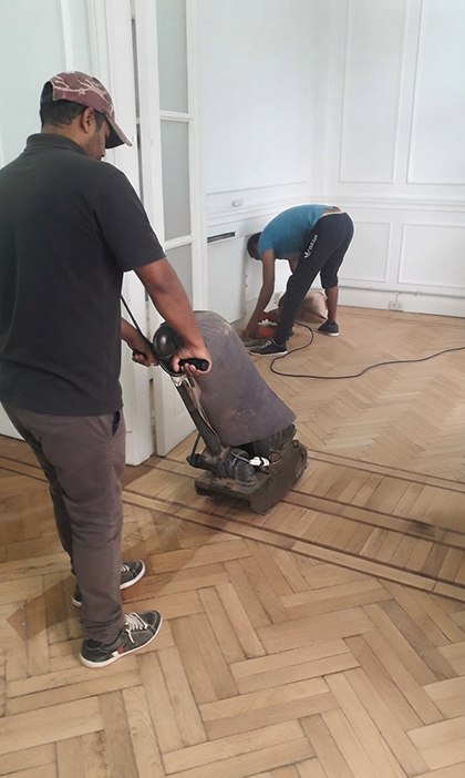Equipo de Plastificadora del Oeste puliendo un piso de madera